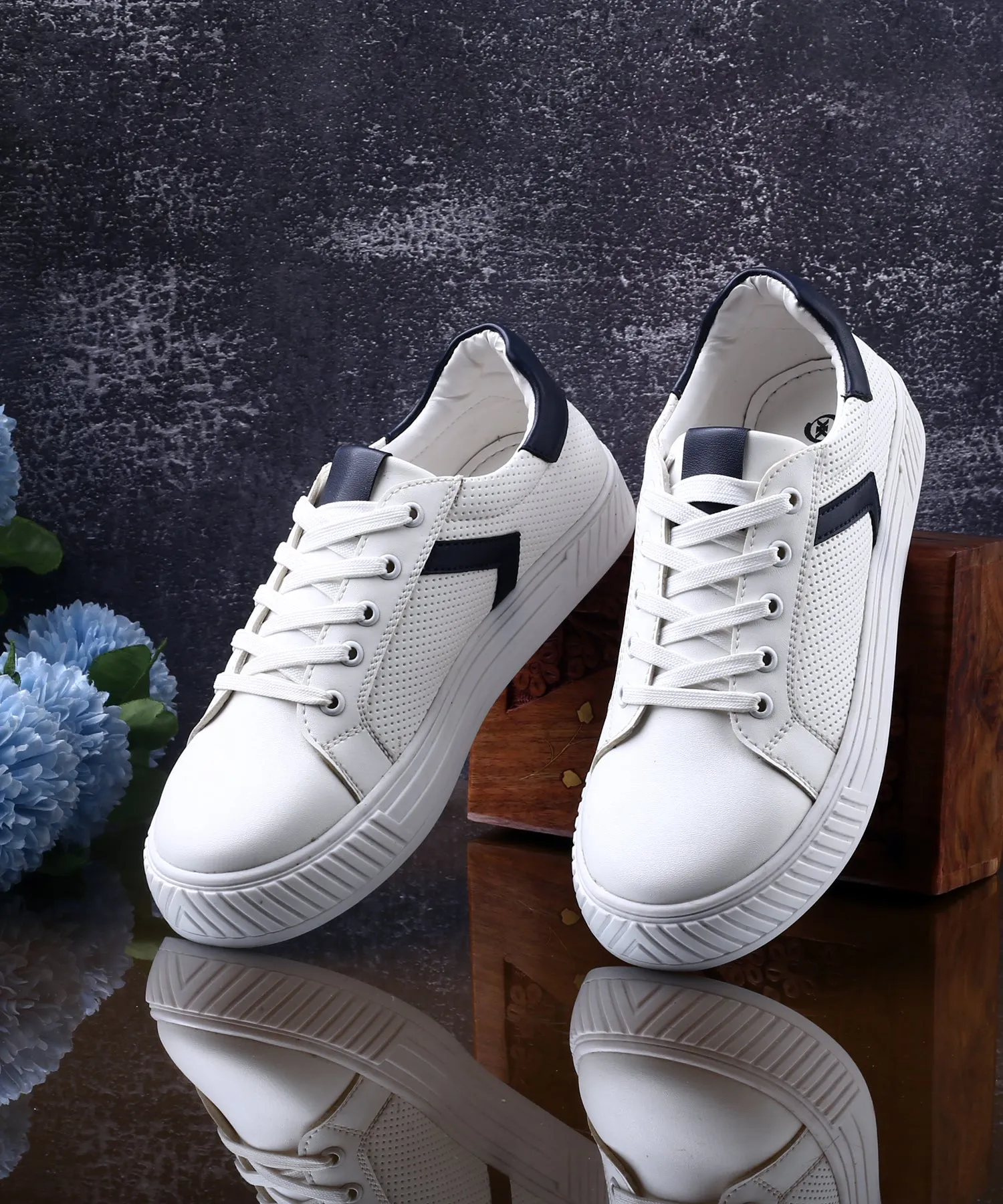 Women's Fashionable Sneakers Lace-up Shoes