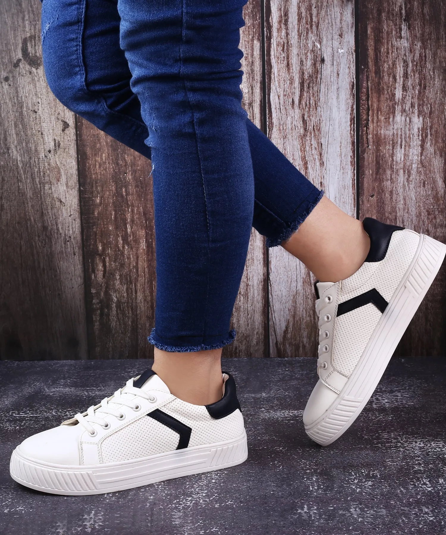 Women's Fashionable Sneakers Lace-up Shoes